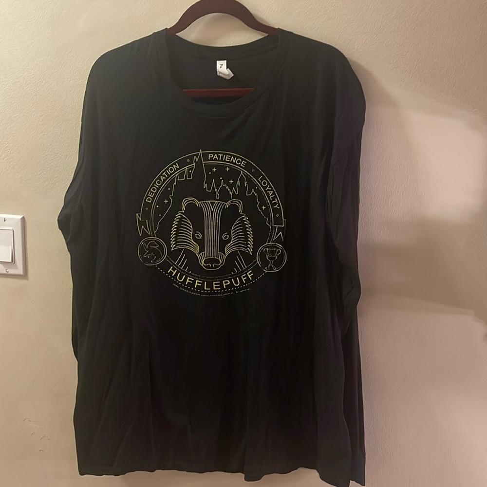 Harry Potter Hufflepuff long sleeve t Shirt 2xl never worn